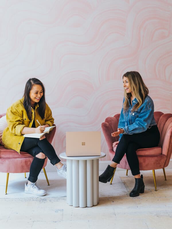 Estudiante revisando su tablero de Progressly